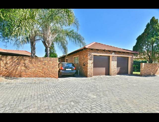 3 BEDROOM TOWNHOUSE FOR SALE IN RADIOKOP